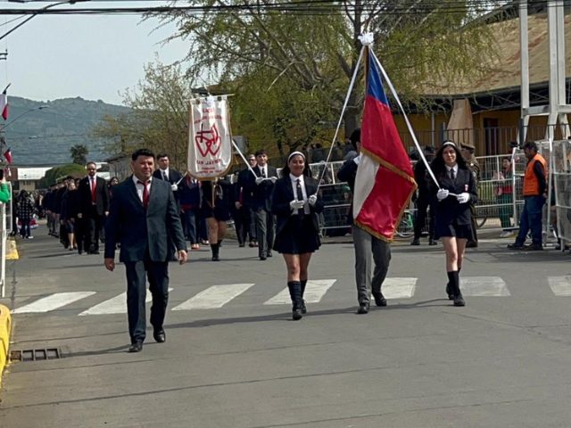 Colegio tuvo impecable presentación en desfile de Fiestas Patrias