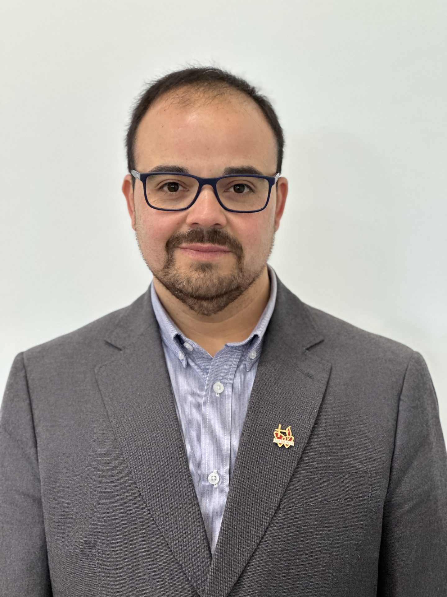 2. GONZALO BRAVO INOSTROZA. _ENCARGADO DE CONVIVENCIA ESCOLAR Y COORDINADOR DE ORIENTACIÓN.